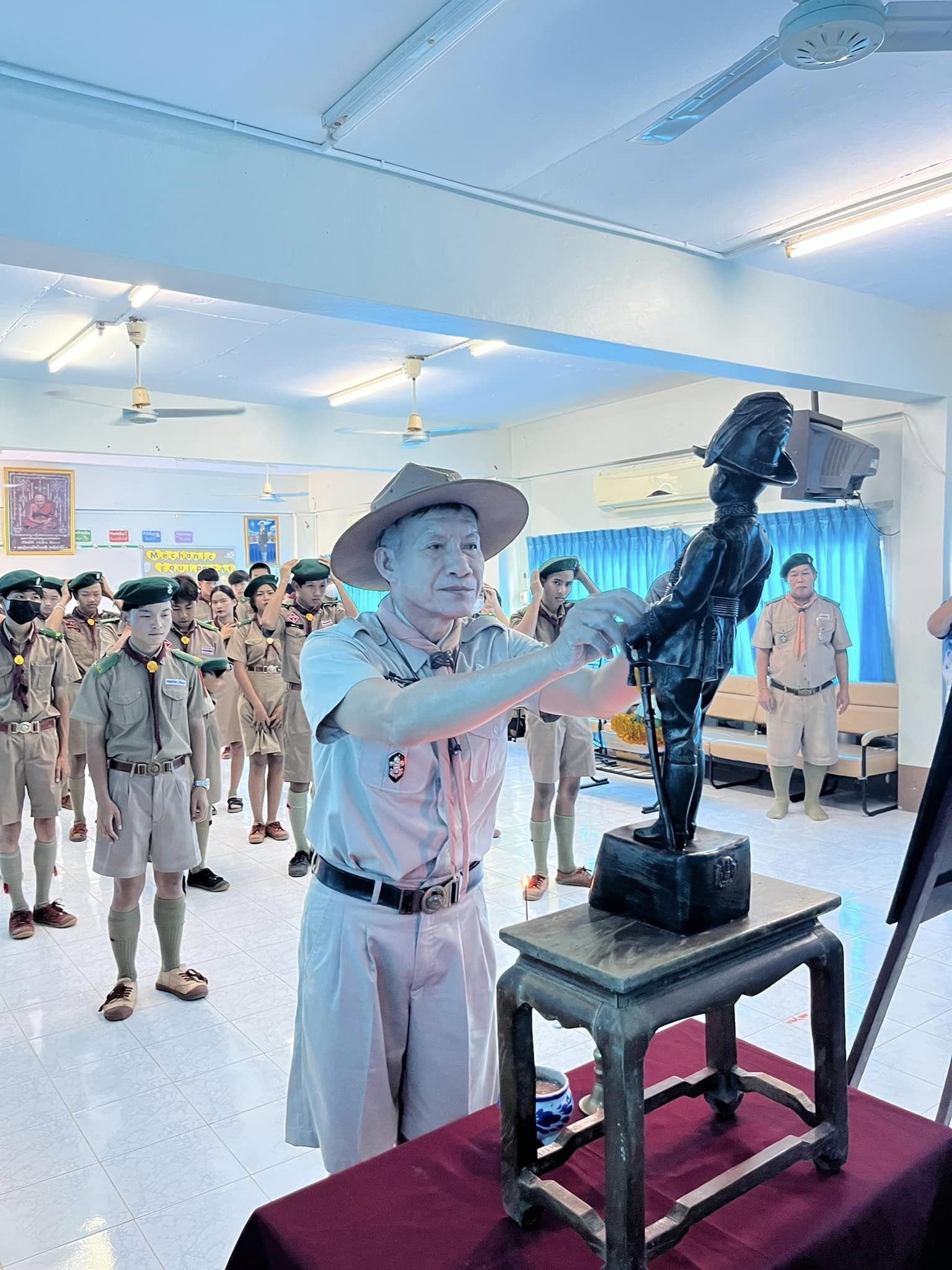พิธีเตรียมลูกเสือวิสามัญ และพิธีประดับแถมสามสี
